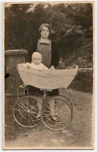 1925 Malý Přemysl Filip s maminkou