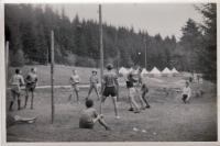 1946 Skautský tábor "na Rychtářce" - skauti hrají volejbal