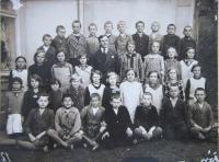 Jiří Šoustar with classmates from the 4th grade in Horní Bobrová