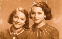 Kamila (right) and Ruth Frischmann, around 1939-1940
