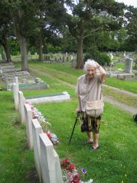 Zdena Beková na vojenském hřbitově v Pinner - Harrow, kde jsou pohřbeni čs. piloti posádky Wellingtonu Mk, IC " Kx-H" , který se po návratu z náletu na Brémy zřítil 17, října 1940 v Bentley Priory v Stanmorre Middlesex
