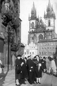 Svatba Mariety a Jaroslava Šmolkových na Staroměstské radnici v Praze v roce 1954