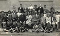 Jewish People's School in Spišská Nová Ves (front row, first from the right)
