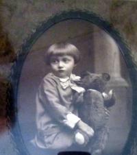 Hildegard Sedlářová (Luxová) as a child