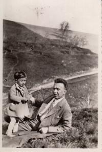 D. Evaldová with father