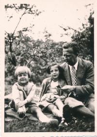 Dagmar Evaldová (in the middle) with her father and sister Jarmila