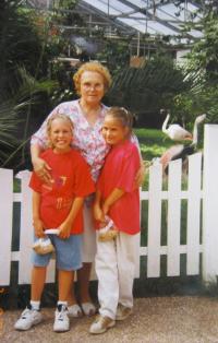 Marie Filgasová with grandchildren in Germany