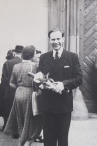 M. Lokajíček při promoci v roce 1950