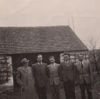 Pan Hošek (první zleva) a pan Lokajíček (druhý zleva) ve Starém Plzenci, konec 40. let