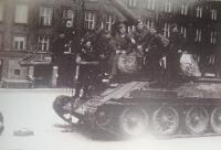 Tank, který byl v Ostravsko-opavské operaci rozbit a nyní slouží jako památník, Josef Vyletěl třetí zprava