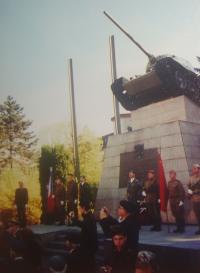 Památník s rozbitým tankem v Ostravě