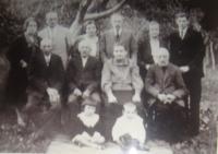 Uprostřed babička a dědeček, manželé vpravo nahoře Linhartovi, uprostřed Somolovi, vpravo Vyletělovi, dole sedí zleva Jiřina Linhartová (dnes Kulichová), vpravo Josef Vyletěl; fotografie byla rozmazaná už v originálu