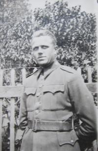 His father Leo Heinisch in Slovakia in the Czechoslovak army