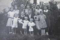 Rodina Russnákova v roce 1952 po vystěhování do Starého Města pod Sněžníkem