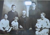 Rodina- zleva matka Etela s bratrem Borisem, otec Pavel, děda Pavel Russnák a rodina bratra otce v roce 1931 na faře v Poráči