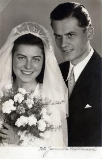 Svatební fotografie z roku 1946