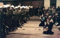 17. listopadu 1989, Národní třída - M. Rajčanová v modré bundě