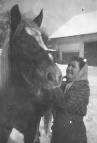 Manželka Anna Jehlíková s koněm