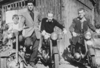 Motorkáři - zleva syn, Josef Jehlík, Jan Mastný, Mastného kamarád, Slezsko 1955
