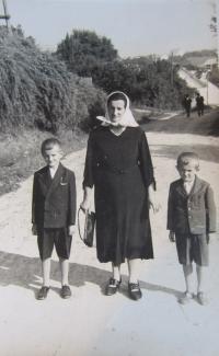 Bohumil Robeš with his mother and brother Lubomír