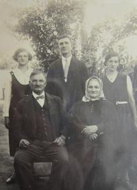 The family of the mother of Bohumil Robeš - grandfather Vincent Frank, grandmother Františka and their children Vojtěška, Bedřich a Františka