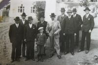 Úbočští hospodáři před kostelem (1937)