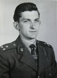 V uniformě nadporučíka asi roku 1965