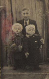 Irena Truplová with her twin brother Jiří in 1945