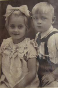 Irena Trupová (Parfeňuková) s dvojčetem bratrem Jiřím před reemigrací do Československa