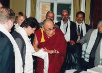 Jan Ruml vpravo vzadu za dalajlamou