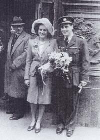 Manželé Grantovi - svatební fotografie (1946)