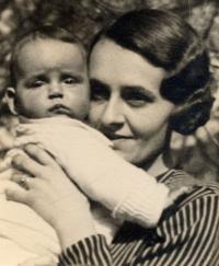 Andrea Nikolits and her mother, 1933