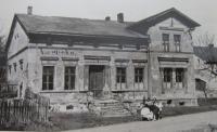 Dům Ericha Plachtzika v Sudicích, který před válkou fungoval jako finanční stanice a předtím lékarna