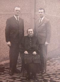 Marie Plachtziková with sons Leonhard and Erich