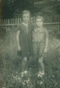 Věra (vlevo) s mladší sestrou Boženou