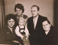 His brother Miroslav Růžička in 1962 (with his wife, son, mother and sister-in-law)
