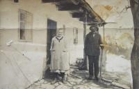 Prarodiče Franz a Amálie Schubertovi u svého domu v Kamenné