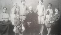 Members of Hiadlovský family in 1928, Ondrej Hiadlovský in the middle,