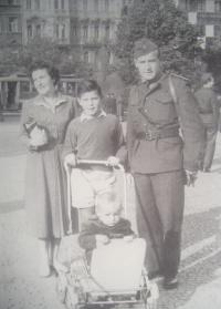 Wife and children, Ondrej Hiadlovský on the right side