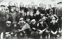 V poslednom ročníku židovskej školy v Topoľčanoch pred odchodom do Novák