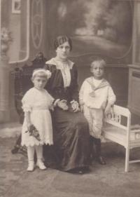 Maminka Josefa s malou Ludmilou a bratrem Jaroslavem