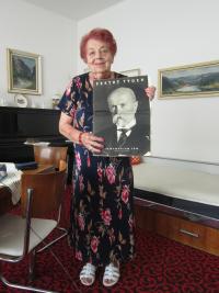 Danuše Lelitová in 2014 with photos of T. G. Masaryk, the family kept during the war under the coke