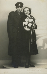 Svatební foto rodičů Vladimíra Suchánka, otec byl voják