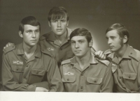 Na základní vojenské službě v roce 1969, první zleva