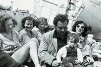 S manželem a synem cestou lodí Galila do Izraele, 1949