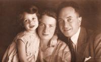 With mum Elisabeth, née Adler, and father Hanuš Polach, 1932