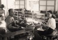 Dita Krausová working, kibbutz Givat Chajim, 1955