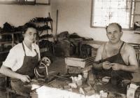 Dita Krausová working, kibbutz Givat Chajim
