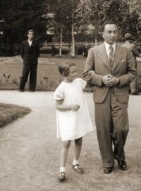 Dita Krausová with her father, 1937