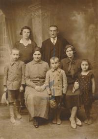 Rodina, nahoře rodiče, uprostřed babička, bratr vpravo, Leo Eliáš vlevo